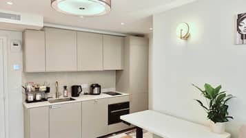 Een koelkast, een microgolfoven, een oven, een kookplaat