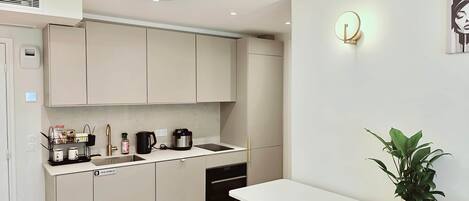 冰箱、微波炉、烤箱、炉灶