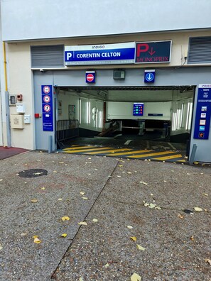 مواقف سيارات في المنشأة الفندقية، محطة شحن السيارات الكهربائية