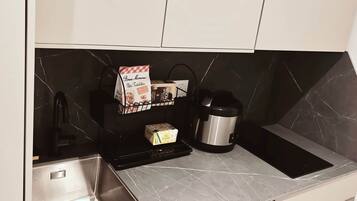 Frigorífico, microondas, horno y placa de cocina