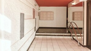 A hallway with a tiled floor, a red ceiling, and a set of lockers on the wall. - Paris-Issy les moulineaux - Apartment the Queen (Issy-les-Moulineaux)