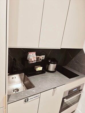 Een koelkast, een microgolfoven, een oven, een kookplaat