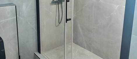 Doccia, sapone, shampoo, carta igienica