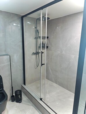 Dusche, Seife, Shampoo, Toilettenpapier