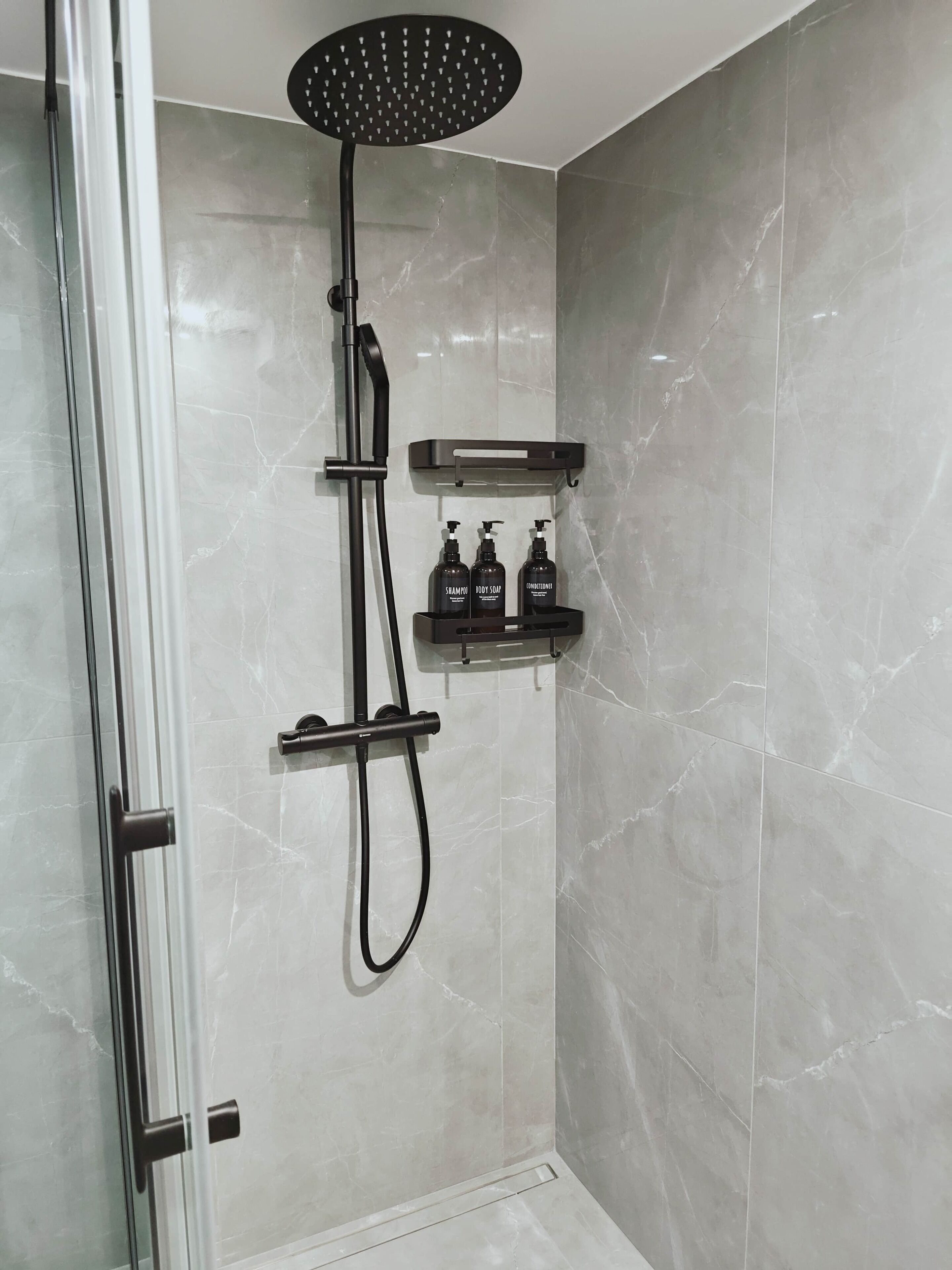 Ducha, jabón, champú y papel higiénico