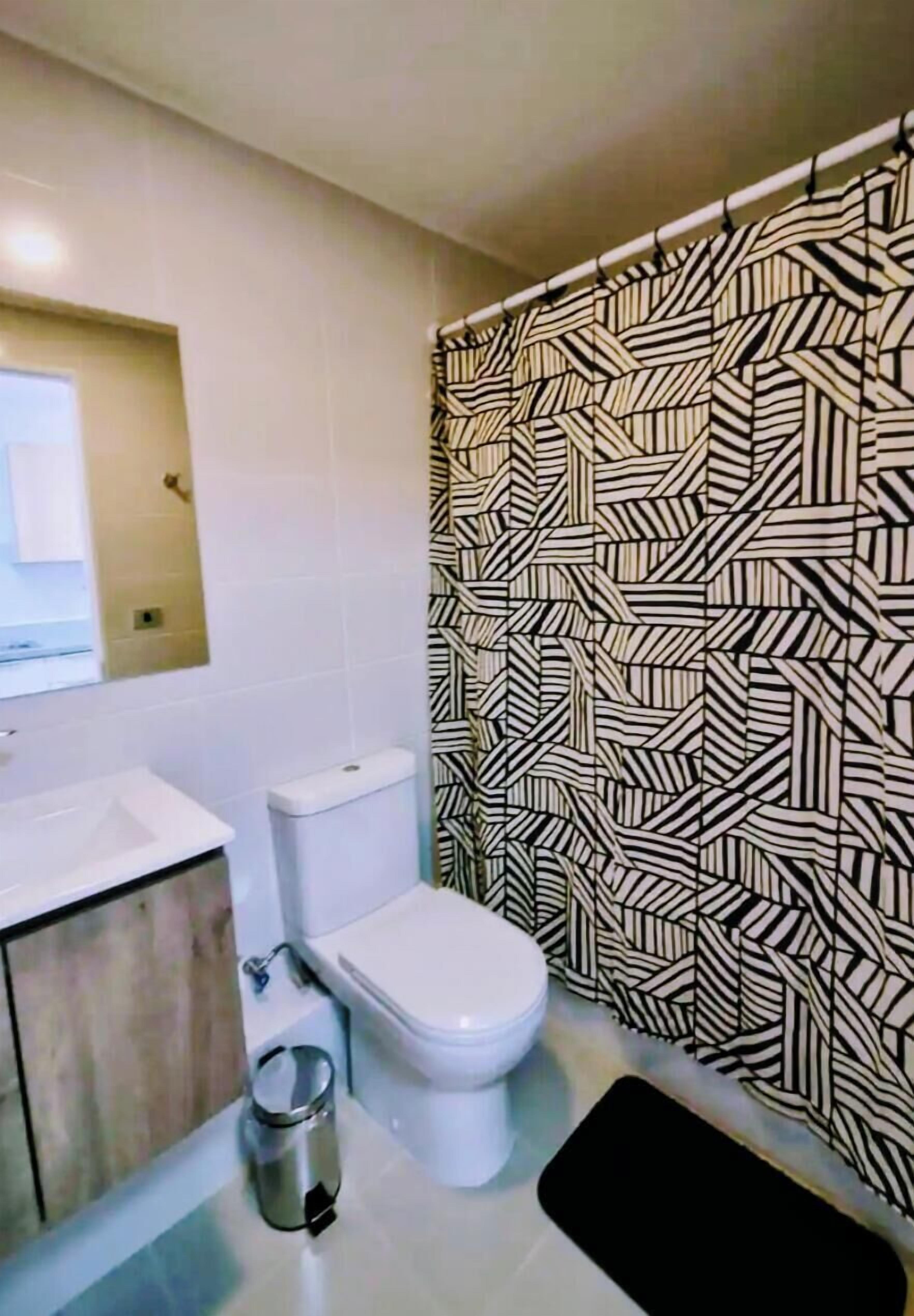 Haartrockner, Handtücher, Seife, Toilettenpapier