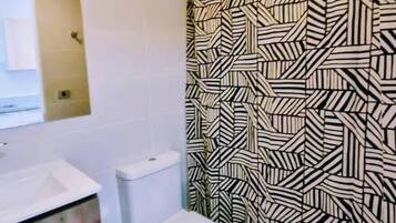 Haartrockner, Handtücher, Seife, Toilettenpapier