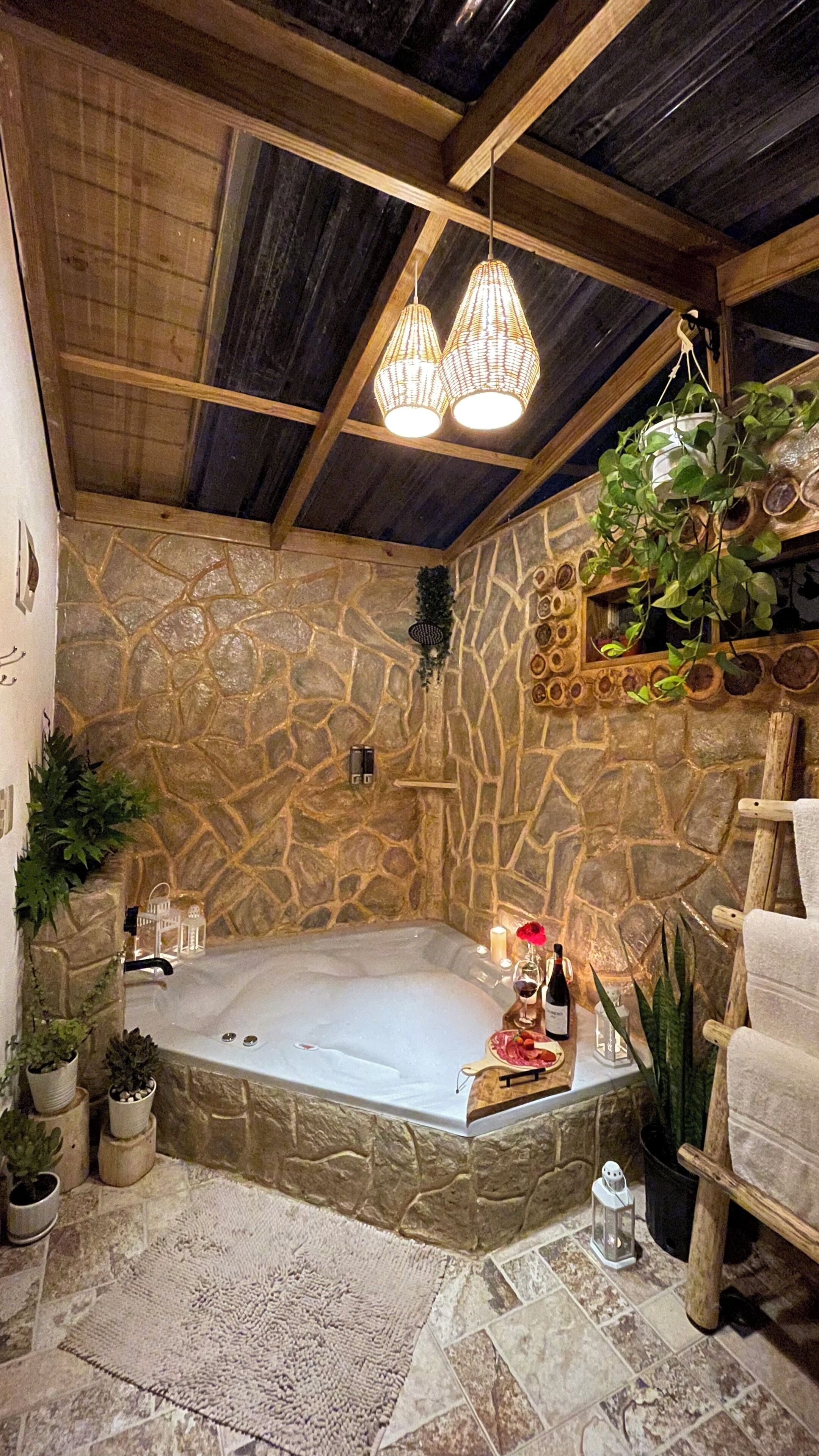 เคบินโรแมนติก, ระเบียง, วิวสวน | ห้อ งน้ำ | ผ้าเช็ดตัว, สบู่, ยาสระผม, กระดาษชำระ