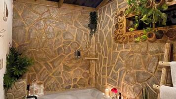 Romantisk hytte, balkong, hageutsikt | Bad | Håndklær, såpe, sjampo og toalettpapir