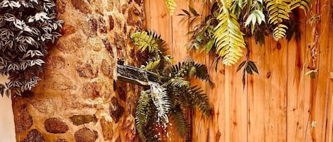 Cabaña familiar, vista al jardín | Baño | Toallas, jabón, shampoo, papel de baño