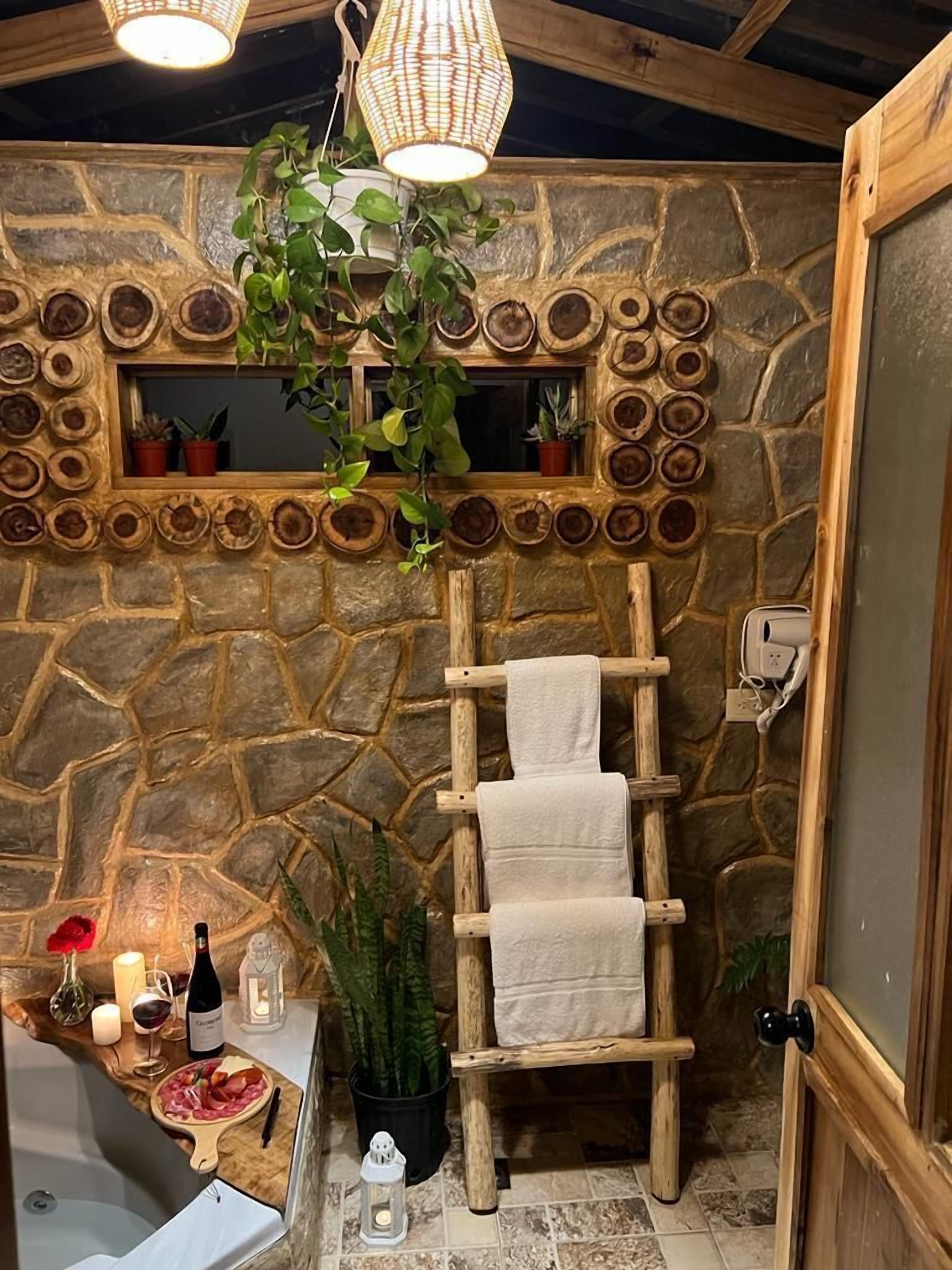 Romantic Cabin, Balcony, Garden View | Bathroom | Towels, soap, shampoo, toilet paper