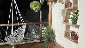 Cabaña estándar, vista al jardín | Terraza o patio