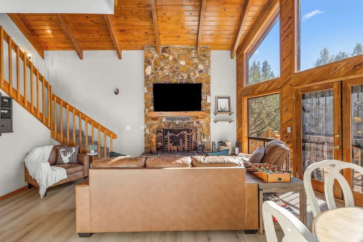 Televisio, takka, pöytäjalkapallopöytä