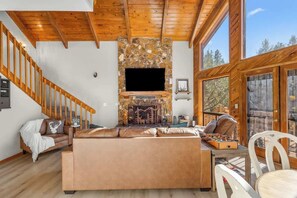 Televisión, chimenea y futbolito