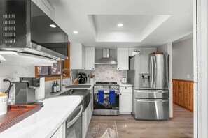 Kylskåp, mikrovågsugn, ugn och spishäll