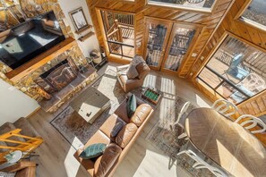 Televisión, chimenea y futbolito