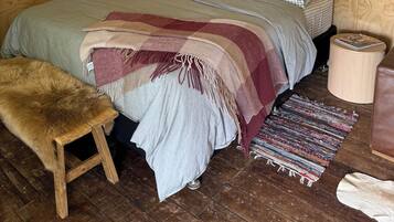 1 bedroom, bed sheets