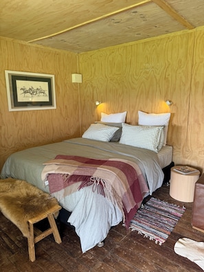 1 bedroom, bed sheets