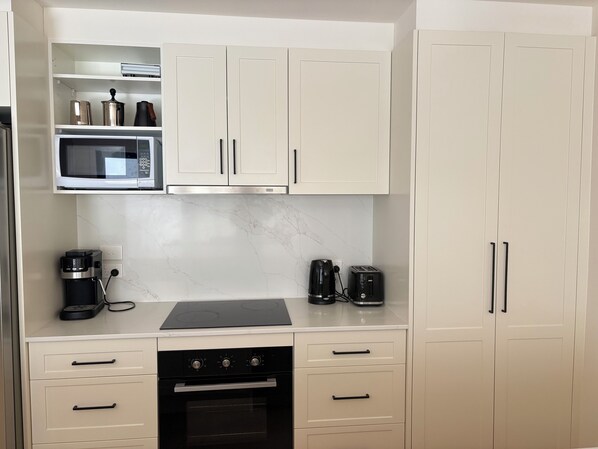 Kylskåp, mikrovågsugn, ugn och spishäll