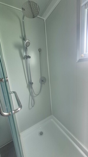 Ducha, toallas, jabón, papel higiénico