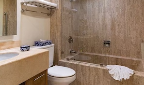 Een douche, een haardroger, handdoeken, zeep