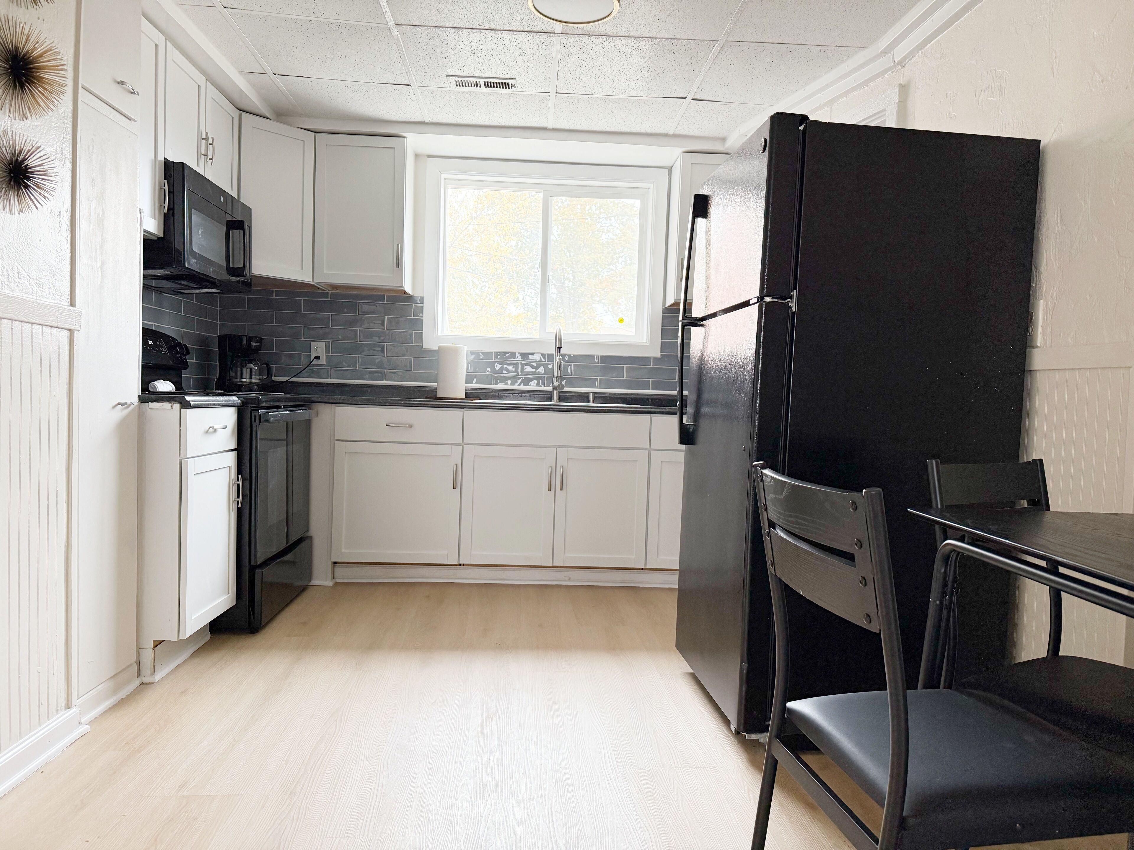 Een koelkast, een microgolfoven, een oven, een kookplaat