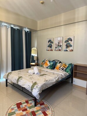 1 bedroom, free WiFi, bed sheets, wheelchair access - Cozy Corner Studio condo in across NAIA T3 with Balcony (Pasay City)