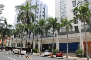 Exterior - Cozy Corner Studio condo in across NAIA T3 with Balcony (Pasay City)