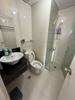 Regadera, bidet, toallas, jabón 