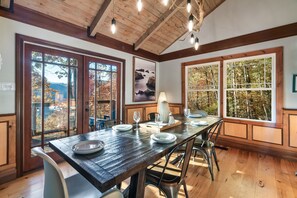 Dining - FreeDollywoodTix+Pool+Secluded+Modern+HotTub (Sevierville)