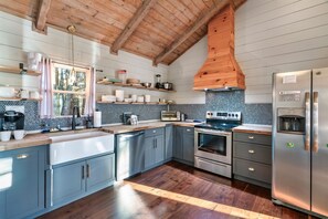 Coffee/tea maker, fridge, microwave, oven - FreeDollywoodTix+Pool+Secluded+Modern+HotTub (Sevierville)