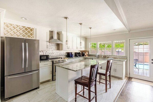 Microwave, oven, stovetop, dishwasher - Your Dallas Home Away from Home — Comfort, Convenience & Space to Work or Relax. (Dallas)