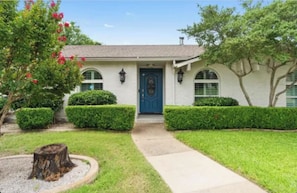 Exterior - Your Dallas Home Away from Home — Comfort, Convenience & Space to Work or Relax. (Dallas)