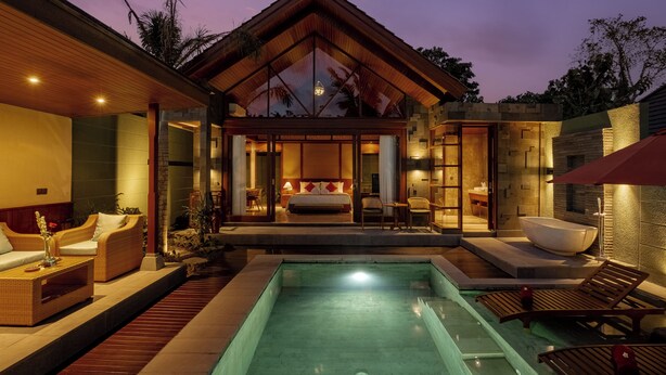 A modern house with a swimming pool, a bedroom with a large bed, and a bathroom with a bathtub. - Nauma Ubud Villa (Ubud)