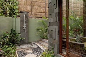 Suite Royal, pemandangan kebun | Tempat duduk shower portabel