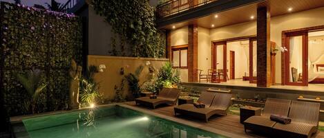 Fachada da propriedade à noite