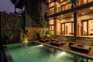 Mặt tiền nơi lưu trú - ban đêm