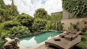 Hồ bơi ngoài trời, ghế dài tắm nắng