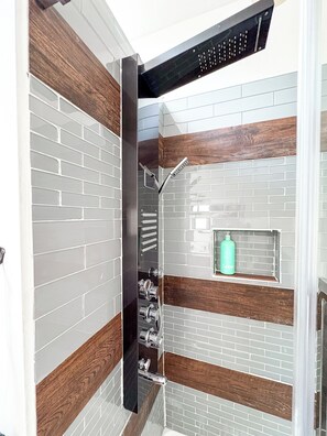 Shower, towels, toilet paper - Five Bedroom Rehabbed Historic Charm in vibrant Indianapolis (Indianapolis)