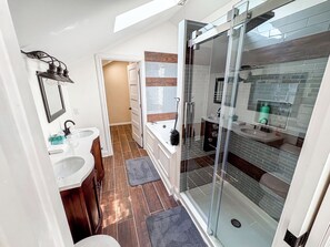Shower, towels, toilet paper - Five Bedroom Rehabbed Historic Charm in vibrant Indianapolis (Indianapolis)