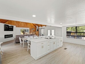 Dining - Bass Lake - Game Room - Sleeps 22 - Boat Slip (Bass Lake)