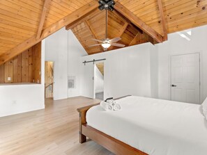 6 bedrooms, iron/ironing board, WiFi, bed sheets - Bass Lake - Game Room - Sleeps 22 - Boat Slip (Bass Lake)