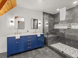 Shower, hair dryer, towels, soap - Bass Lake - Game Room - Sleeps 22 - Boat Slip (Bass Lake)