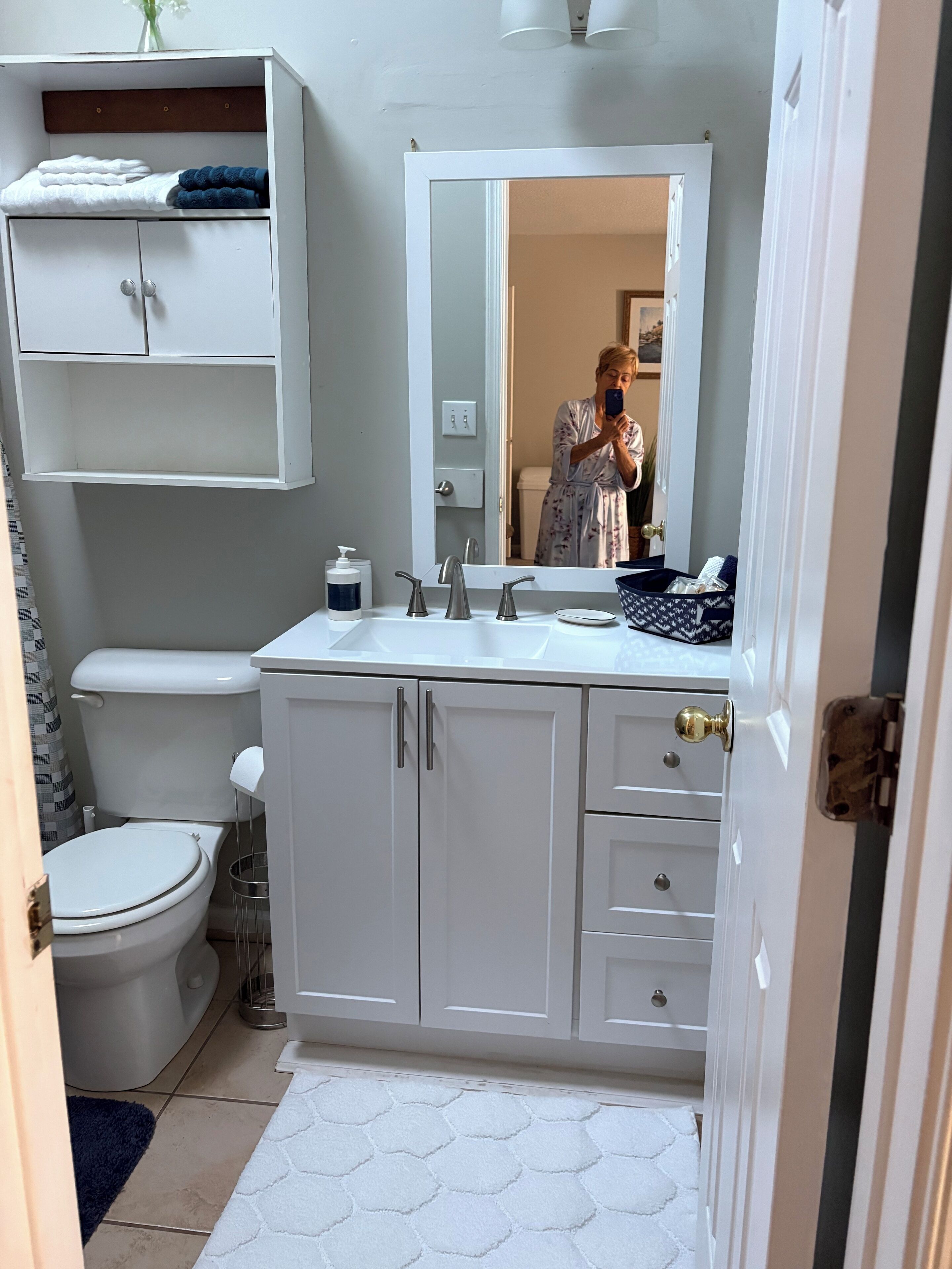 Sèche-cheveux, serviettes fournies, savon, papier toilette