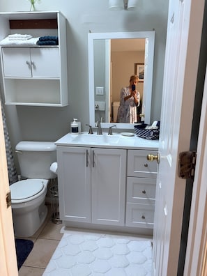 Asciugacapelli, asciugamani, sapone, carta igienica