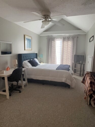 Extra large studio centrally located. Cozy, and quiet. Private parking.