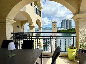 Outdoor dining - NEW! Modern and spacious 2-bedroom by the marina in Porto Cupecoy (Sint Maarten)