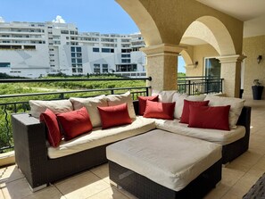 Property grounds - NEW! Modern and spacious 2-bedroom by the marina in Porto Cupecoy (Sint Maarten)
