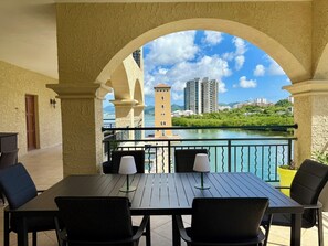 Outdoor dining - NEW! Modern and spacious 2-bedroom by the marina in Porto Cupecoy (Sint Maarten)