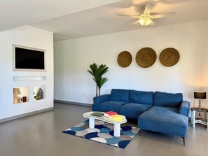 TV - NEW! Modern and spacious 2-bedroom by the marina in Porto Cupecoy (Sint Maarten)